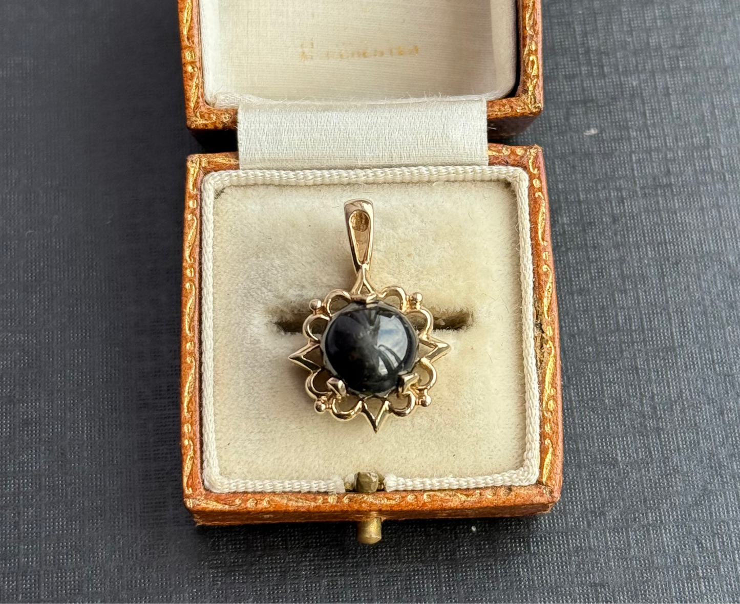 9ct Gold and Onyx Pendant