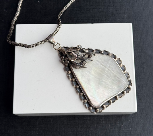 Sterling Silver Mother of Pearl Necklace.